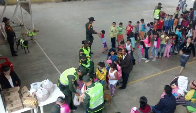Unos 20 uniformados registraron el colegio. Cortesía