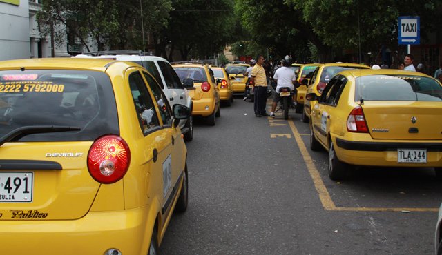 Una de las vías en donde más afectada está la movilidad por la presencia de paraderos de taxi es la avenida quinta, donde quedaron prohibidos estas zonas de estacionamiento. Orlando Carvajal