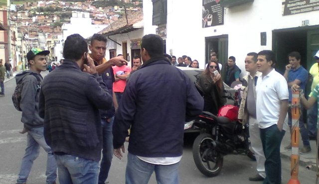 Estudiantes y maestros se enfrentan por pegar carteles en la sede de la Casona de la Universidad de Pamplona, en desarrollo de la campaña electoral interna. Cortesía