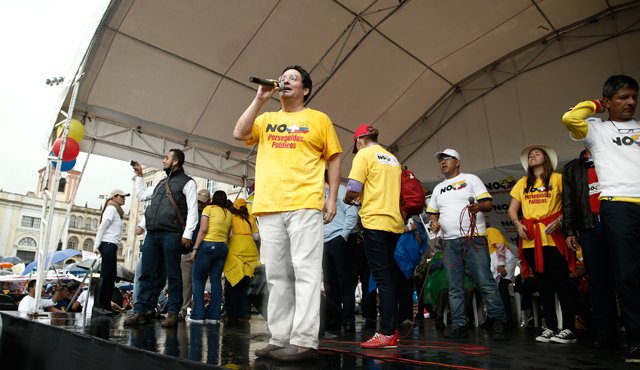 Los uribistas tienen contemplado liderar movilizaciones sociales y un proceso de recolección de firmas en todo el país para recoger el sentir de aquellos colombianos que no están de acuerdo con los diálogos de paz de La Habana. Archivo