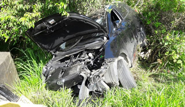 Así quedó el vehículo tras salirse de la carretera. Javier Saravia