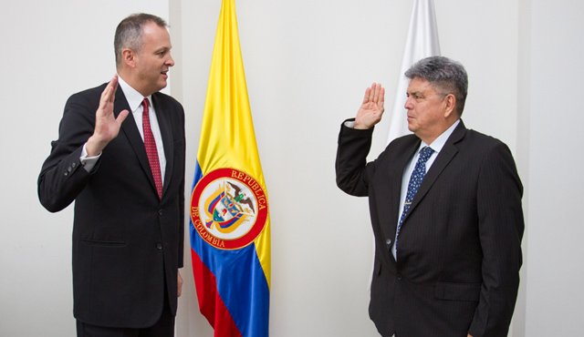 Ante el defensor nacional del pueblo, Alfonso Cajiao (izquierda), tomó posesión el nuevo titular de la entidad en Norte de Santander, Jorge Alberto Villamizar. Especial para La Opinión