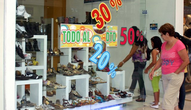 Debido al pago de impuestos y la inflación, se presentó una desaceleración en la venta de calzado, vehículos, ropa, y productos para la remodelación. Archivo