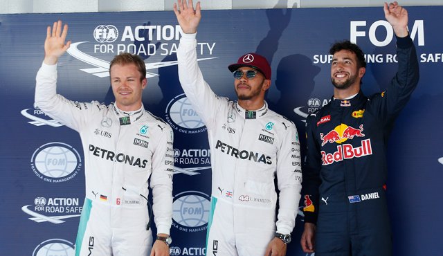Daniel Ricciardo, de Red Bull, quien ocupará la tarcera casilla, saluda junto a Lewis Hamilton (centro) y Nico Rosberg. Alfredo Estévez