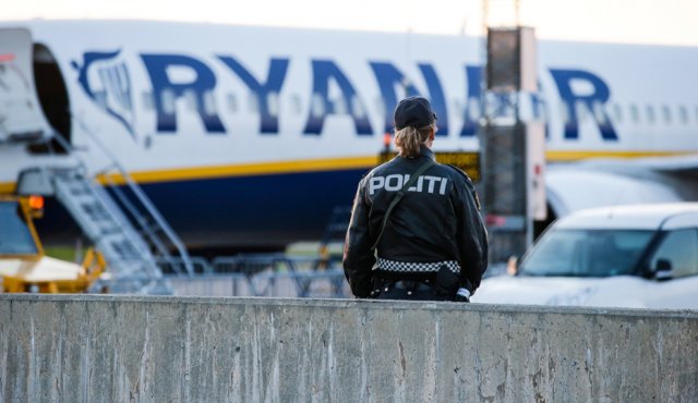Un oficial de policía frente al avión de Ryanair, en el aeropuerto de Moss Rygge, que fue evacuado antes de salir con destino a Manchester. AP