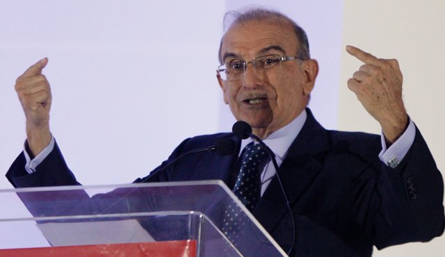 ¿Cómo se puede afirmar que se ha desconocido el Estado de Derecho, cuando ambos en La Habana hemos propuesto un control constitucional automático?, preguntó el jefe del equipo negocidar del Gobierno. Colprensa