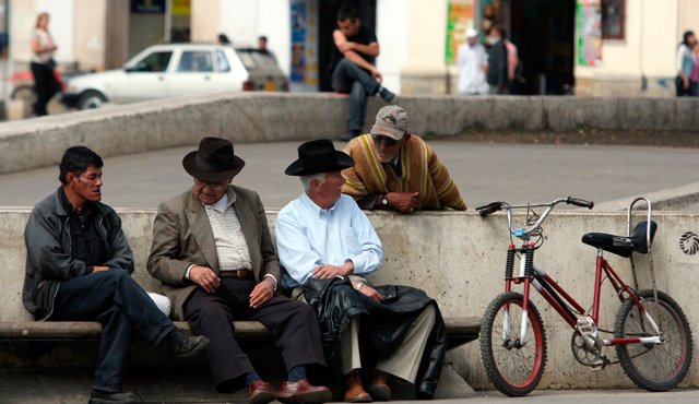 Las personas a punto de jubilarse no deben dejarse engañar por avivatos que ofrecen obtener las pensiones cuando no se tiene derecho, bien por falta de semanas o de la edad. Pueden incurrir en un delito. Archivo