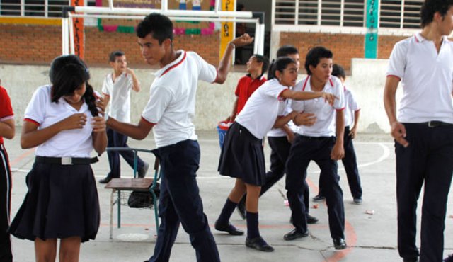 Jóvenes aprenden a hacer teatro. La Opinión