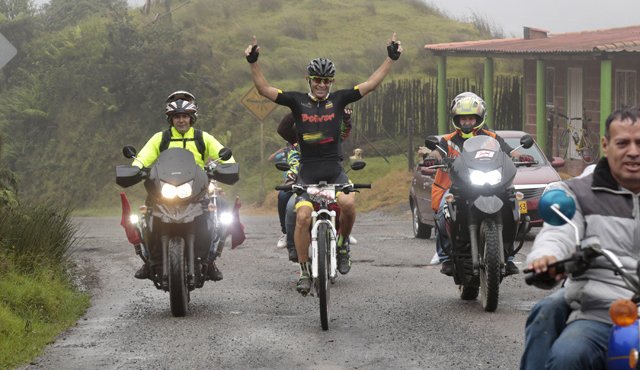 El sucreño José Serpa que se alista para correr la Vuelta a Colombia en bicicleta 2016, con el equipo Orgullo Paisa, fue el vencedor en la categoría de la primera carrera reto ascenso al Alto de Mejué, en Chinácota. Cortesía