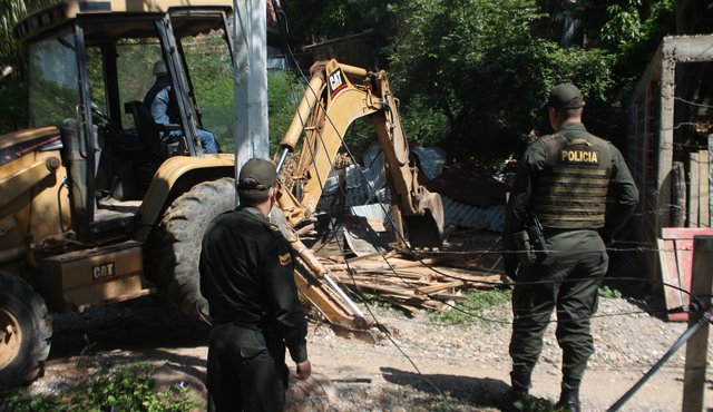 La Policía procedió ayer con la demolición de una casa en el barrio Nuevo Milenio que era usada como guarida por bandas de delincuentes y viciosos. Cortesía