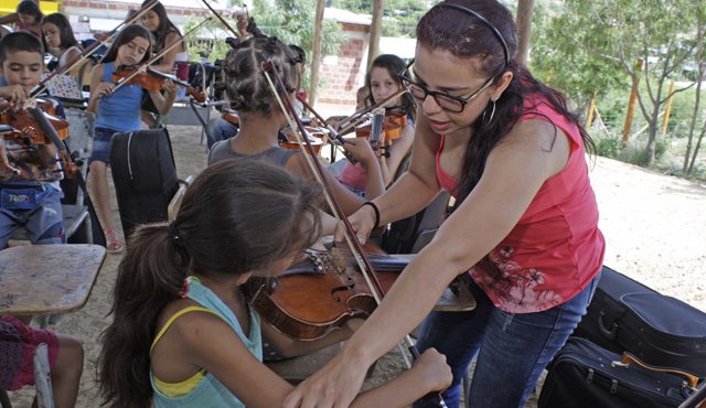 El violín es el preferido por los niños que, después de la teoría musical, pasan por los tres instrumentos hasta escoger con el que más se identifican. Mario Caicedo