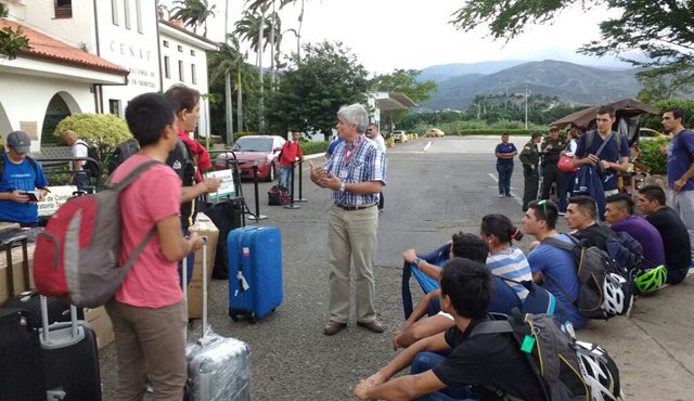 El director de Indenorte David Castillo dialogó con varios de los ciclistas que esperaban abrieran el paso en la frontera para trasladar sus herramientas de trabajo para el Panamericano de ciclismo, en San Cristóbal. Cortesía