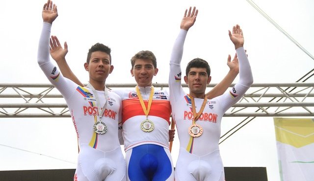 El ciclista colombiano Walter Vargas (centro) se adjudicó la medalla de oro en la contrarreloj individual en el inicio de los Panamericanos de ruta que se disputan en Rubio y San Cristóbal (Venezuela). Cortesía