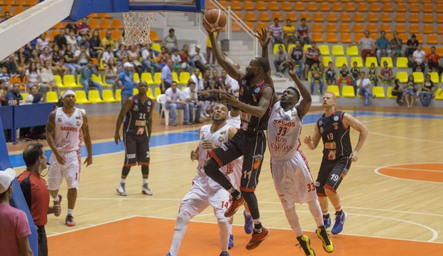 El quinteto de Halcones Cúcuta tuvo que exigirse en tiempo extra para vencer a Sabios de Manizales y así mantener vivas la esperanzas de clasificar a las semifinales de la Liga Directv I. Ronald McGee (arriba),fue el mayor anotador con 31 puntos. Juan Pablo Bayona