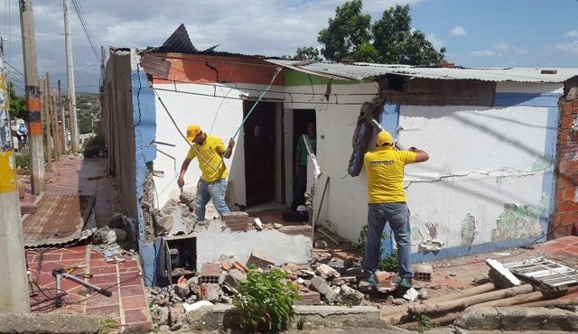 Instantes en que obreros de la Secretaría de Gobierno cumplían col la demolición de la casa abandonada del barrio El Porvenir. Orlando Carvajal