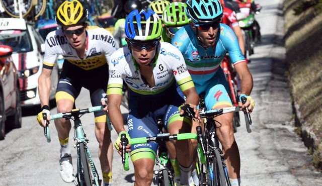 Chaves (Orica) y el holandés Steven Kruilswijk (Lotto), librarán una dura batalla por la camiseta rosa del Giro de Italia 2016. Cortesía | Orica Greenedge