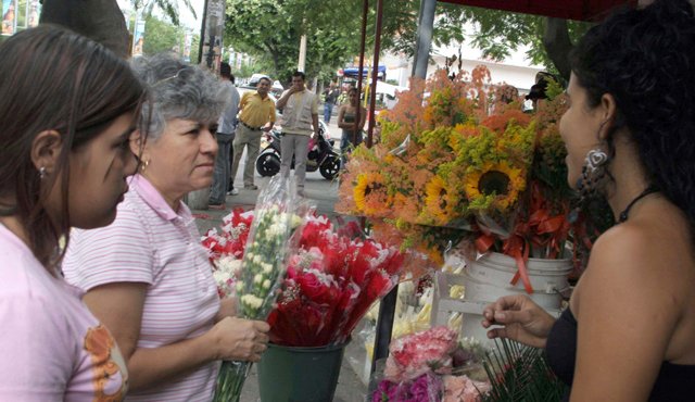 La mitad de las madres celebrará su día en la casa y la otra mitad en casa de un amigo o en un restaurante, según revela el estudio económico de Fenalco. Archivo
