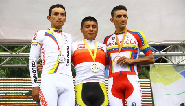 El ciclista colombiano Brayan Rodríguez (izquierda), le dio a Colombia la medalla de plata en el cierre del Panamericano de ciclismo que se cumplió en San Cristóbal, Venezuela. El oro fue para el ecuatoriano Jonthan Caicedo, (centro). Cortesía