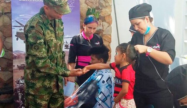 La recreación para los más pequeños estuvo a cargo de integrantes del Grupo de Operaciones Sicológicas (Geos) del Ejército. Ejército Nacional