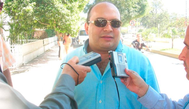 Al jefe de Bienes del Senado, Argemiro Bayona, y a los otros citados la Fiscalía los investiga por los presuntos delitos de contratos sin el lleno de los requisitos legales, prevaricato por omisión y peculado por apropiación.
Colprensa