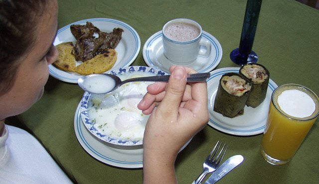 Un desayuno colombiano está conformado en un 37 % por bebidas y en 61 % por sólidos. Colprensa