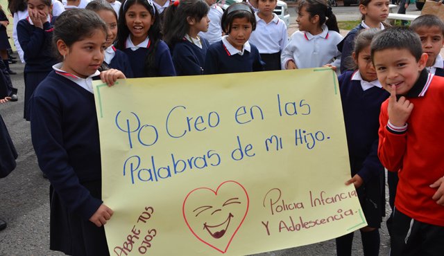 Los estudiantes hicieron pancartas con mensajes alusivos a la protección de los derechos de los niños y salieron a recorrer las calles de Pamplona. Roberto Ospino