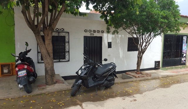 Los dos agresores salieron corriendo de la casa y huyeron sin dejar rastro. La Opinión