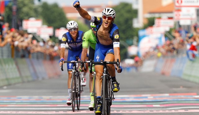 El ciclista italiano Matteo Trentin (Etixx) se impuso en la 18º etapa del Giro de Italia, la más larga de esta edición de la carrera, con 240 kilómetros y final en Pinerolo (noroeste). AFP