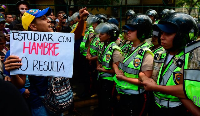 En los alrededores del claustro de la Universidad Central del Venezuela (UCV) fueron desplegados medio millar de policías antimotines AFP