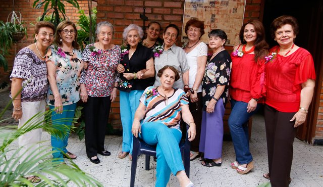 Gloria de Valderrama, Yolanda de Serrano, Lyda de Jiménez, Marleny de Parada, Zulima González, Elenita de Cárdenas, Magola de Faillacce, Zorayda de Wilches, María Lurdes Rojas y Josefita Corzo Labrador acompañaron a Mora de Rojas. César Obando