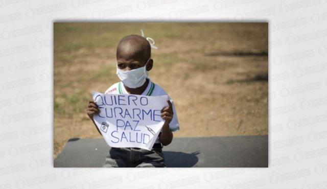 El niño de 8 años durante las protestas del sector médico en febrero de 2016. AP