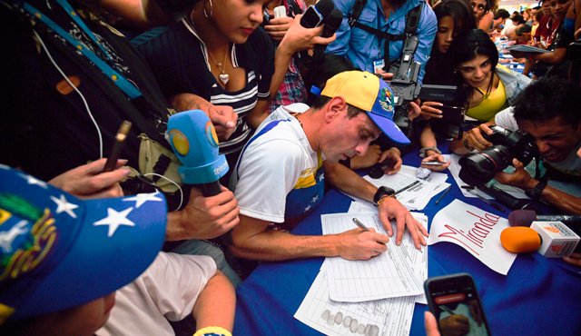 El líder opositor Henrique Capriles aseguró que si las autoridades electorales no anuncian pronto las fechas y lugares para el procedimiento, se movilizarán a todas las sedes del organismo electoral.
Archivo La Opinión