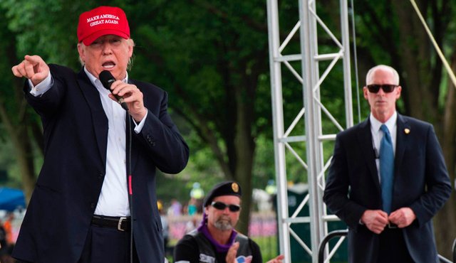 Donald Trump gastó más de 1 millón de dólares en abril en parafernalia como gorros, camisetas y carteles. AP