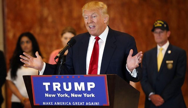 La justicia publicó manuales que detallan las técnicas de venta: impulsaban a eventuales clientes a desembolsar hasta 35.000 dólares para “formarse” en los seminarios y así conseguir una fortuna como la de Trump. AFP