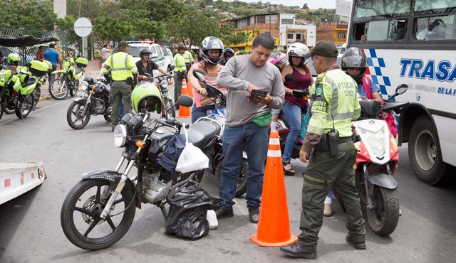 La cacería de motociclistas infractores se mantendrá hasta que se reduzcan los índices de accidentalidad y de muertes, dijo el comandante operativo de la Policía, teniente coronel Carlos Lineros. Juan Pablo Cohen