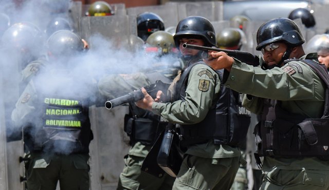 Policías y militares dispersaron con gases lacrimógenos una protesta de decenas de personas contra el presidente Nicolás Maduro, a pocas calles del Palacio de Miraflores. AFP