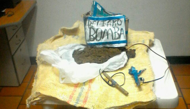 Las autoridades afirmaron que esta falsa bomba fue puesta por algún grupo guerrillero como señuelo para atraer a uniformados del Ejército y la Policía, con el fin de atacarlos. Policía Nacional