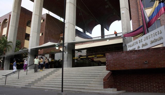 A los condenados en primera instancia a purgar sus penas en prisión les era concedido el beneficio de detención domiciliaria, por el juzgado primero de ejecución de penas. En la foto, el Palacio de Justicia. A la izquierda Carlos Garnica Vargas. La Opinión