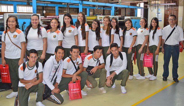 Los estudiantes recibieron obsequios por parte de la empresa. Alfonso Cárdenas