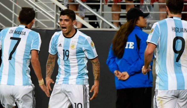 Ever Banega celebra su anotación, junto a Di María e Higuaín. AFP