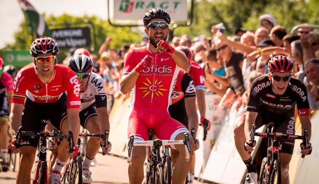 El ciclista francés Nacer Bohanni (Cofidis) se adjudicó este lunes la primera etapa del Dauphiné Liberé, al imponerse en el embalaje sobre el belga Jens Debuschere. AFP