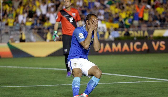 El jugador de Brasil, Lucas, reacciona tras fallar un remate ante Ecuador en la Copa América Centenario el sábado, en Pasadena, California. AP