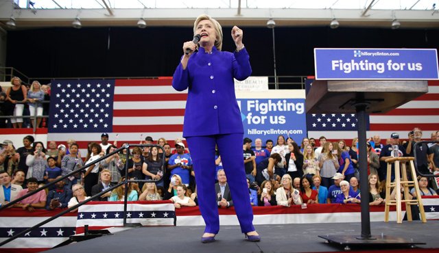 Clinton dijo a seguidores en Long Beach, cerca de Los Angeles, que "según las noticias, estamos al borde de un momento histórico, sin precedentes". AFP