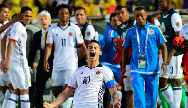 Así celebra James Rodríguez, luego de anotar al minuto 30 el segundo gol para Colombia, en su segundo partido de la Copa América Centenario frente a Paraguay. Carlos Bacca había anotado el primero para los cafeteros al 12’. AFP