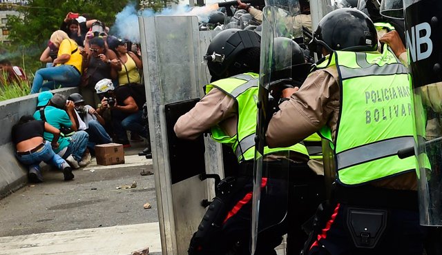 Manifestantes chocan con la policía en una marcha de la oposición encabezados por el gobernador del estado de Miranda, Henrique Capriles.
AFP
