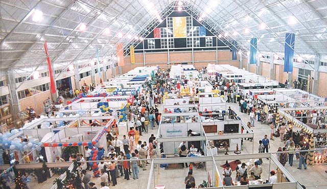 Panorámica de Expodetodo del año 2000 que se hizo en el galpón de Interferias. Archivo