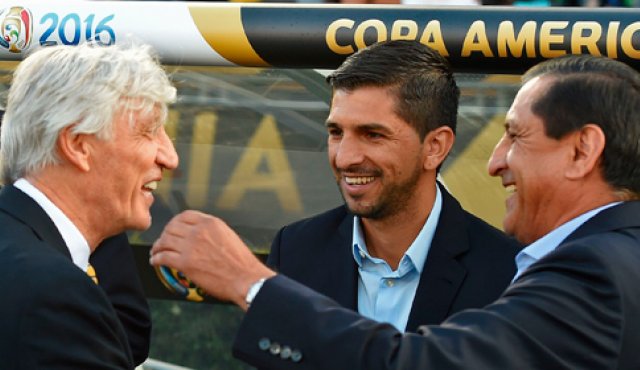 El técnico de Colombia, José Pékerman, y el técnico de Paraguay, Ramón Ángel Díaz se abrazaron durante partido en Pasadena. AFP