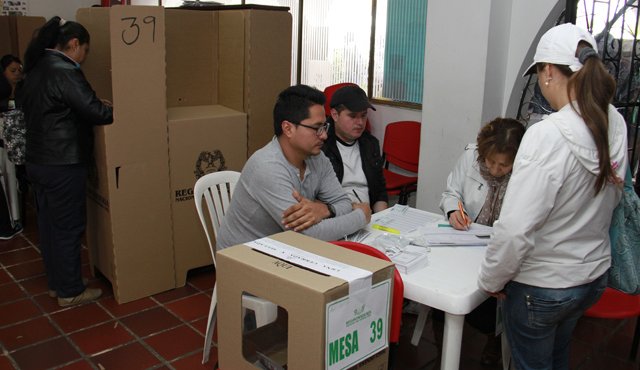 La sentencia del Consejo de Estado establece que el mandato popular conferido a los alcaldes y gobernadores en las urnas se debe respetar y, por lo tanto, estos deben terminar su periodo y esperar un tiempo más para buscar un nuevo cargo. Archivo