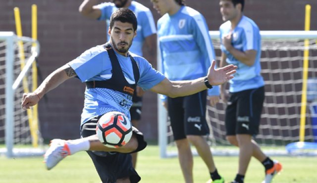 Uruguay perdió en su estreno ante México por 3-1. AFP