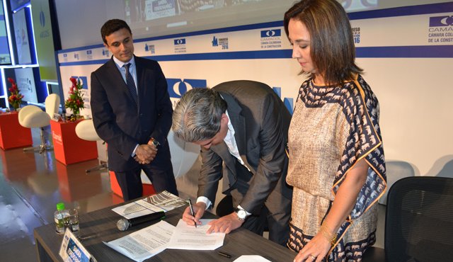 Camacol firmó ayer un memorando de entendimiento con la Corporación Financiera Internacional (IFC), con el objetivo de impulsar la cultura verde en los proyectos urbanísticos. Cortesía
